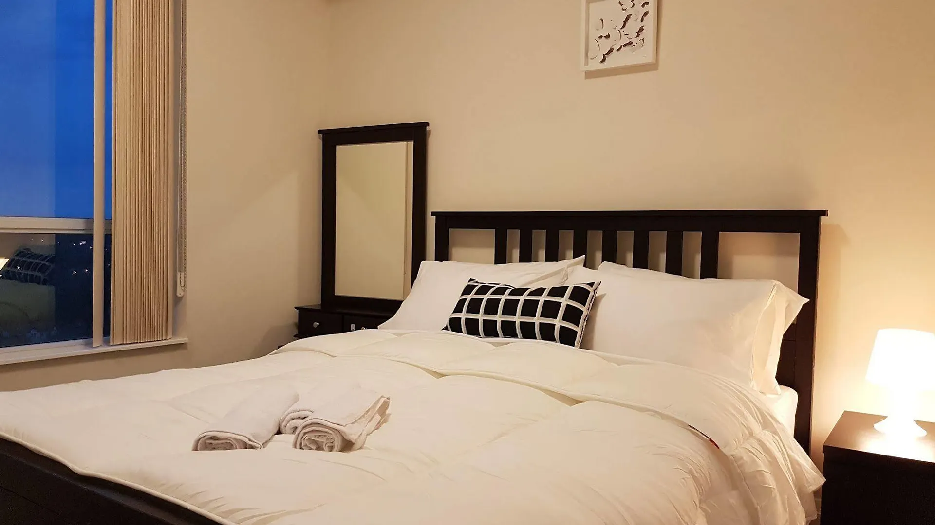 Kashaneh Guest House - Harrison Garden Toronto Hotel