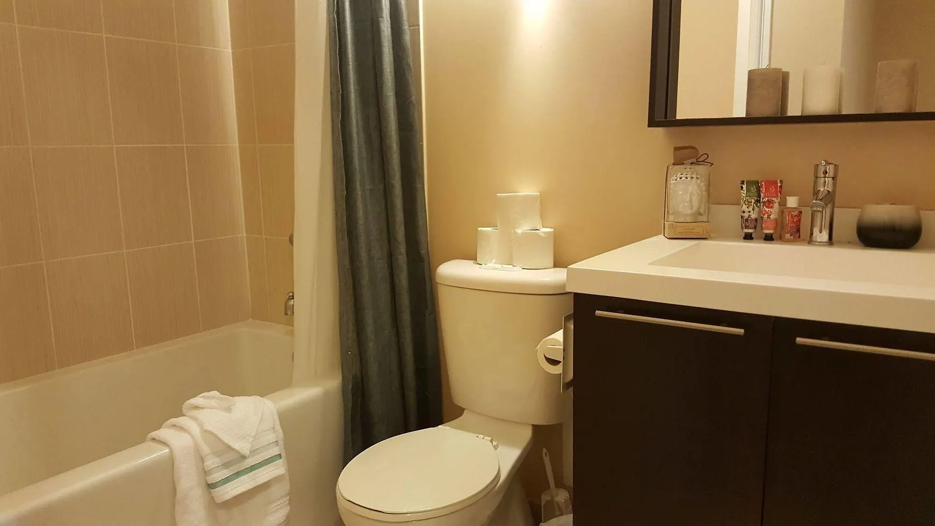 Kashaneh Guest House - Harrison Garden Toronto Canada
